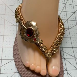 Sandalias decorada a mano nuevas y en buenas condiciones .